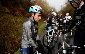 El colombiano Santiago Buitrago antes del inicio de la cuarta etapa de la París Niza. 