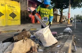 Corredores de la jornada mientras hacen recolección de residuos. 