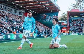 Omar Marmoush celebra el segundo gol del Manchester City seguido por Nico O'Reilly.