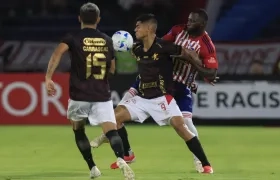 José Cuenú disputa la pelota con el delantero peruano Luis Ramos. 