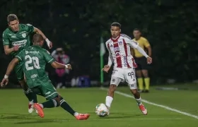 José Enamorado intenta avanzar ante la marca de Miguel Amaya. 