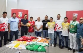 El director de Indeportes Atlántico, Iván Urquijo, hizo entrega de los uniformes a los equipos participantes. 