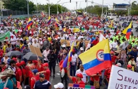 Decenas de personas acudieron a la marcha en favor de las reformas en Barranquilla. 