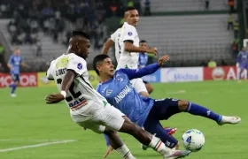 Juan David Cuesta intenta despejar ante la marca de Daniel Cataño. 