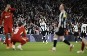 Los jugadores del Newcastle celebran tras derrotar al Liverpool.