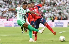 Fáber Gil, de Nacional, remata ante la marca de Francisco Chaverra. 