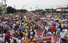 La concentración fue convocada por Fecode y Adea. 