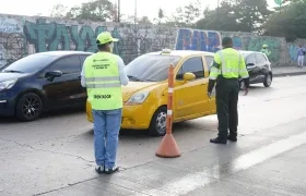Policía de tránsito y orientadores de movilidad en controles en la Vía 40.