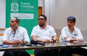 De Izq. a Der. Juan Barrero Berardinelli, abogado; Plinio Cedeño, alcalde de Puerto; Camilo Torres, exalcalde de Puerto.
