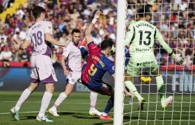 Robert Lewandowski marca el segundo gol del Barcelona ante el Girona.