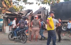 Tractomula chocó con una tienda en Malambo. 