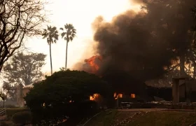 Casa en llamas en Altadena, California.