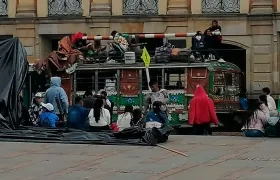 Comunidad indígena en la Plaza Bolívar de Bogotá.
