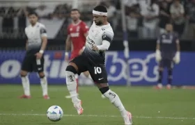 Memphis Depay en acción con Corinthians durante la primera fecha de la Copa Sudamericana.
