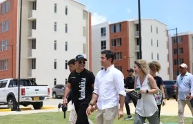 Alcalde Alejandro Char visitando un proyecto de vivienda.