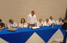Representantes de la Adea en la mesa.