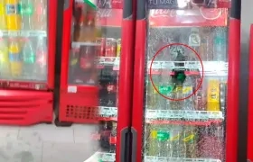 La nevera afectada por los impactos de bala. 