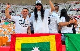 Rodolfo Antonio Ortiz Restrepo y Josué David Maestre Vanegas con la bandera de Barranquilla en el estadio La Cartuja de Sevilla.