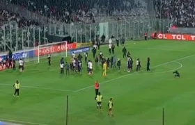 Momento en que se presentó la invasión al terreno de juego. 