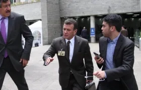 Expresidente de Saludcoop Carlos Gustavo Palacino Antia (centro). 