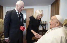 Los reyes Carlos III y Camila, y el Papa Francisco.