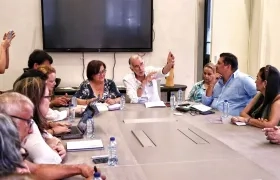 Consejera presidencial en reunión con el gobernador Verano y alcaldes.