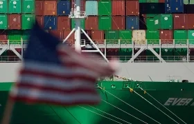 Contenedores de productos que llegan a diario de otros países al puerto de Los Ángeles, California. 