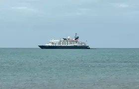 Crucero internacional Island Sky.