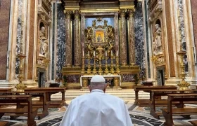 El Papa Francisco en la basílica romana de Santa María la Mayor. 