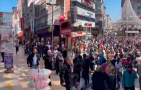 Personas en calles de Estambul durante el terremoto.