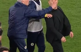 José Mourinho le jaló la nariz a Okan Buruk, técnico de Galatasaray.