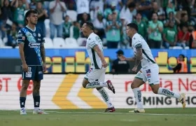 Andrés Guardado y James Rodríguez celebrando el gol de León.