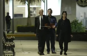 Álvaro Vargas Llosa, Gonzalo Vargas Llosa y Morgana Vargas Llosa, hijos del escritor Mario Vargas Llosa, al recibir sus restos. 