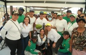 Alcalde Char durante la entrega de la huerta comunitaria en Lipaya.