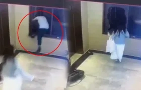 Imagen del joven lanzándose al vacío.