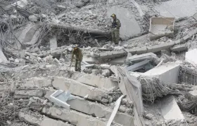 Grupo de rescatistas sobre el edificio derrumbado por el terremoto en Bangkok.