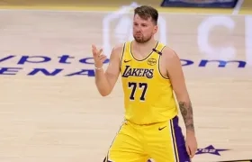 Luka Doncic jugando con Los Ángeles Lakers.