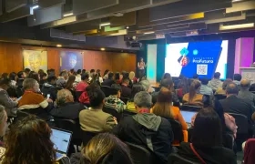 Docentes capacitándose o en el uso de la IA en las aulas.