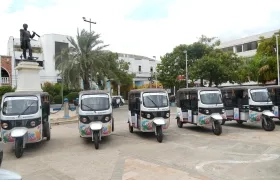 Vehículos eléctricos entregados en La Guajira.