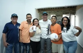 Alcalde Char con una de las familias beneficiarias del programa. 