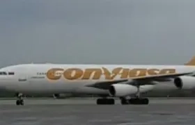 Avión aterrizando con los deportados a bordo.