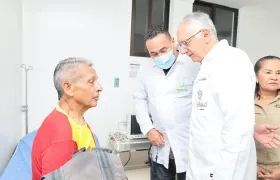 Ministro de Salud, Guillermo Jaramillo, detrás de él María del Carmen Rodríguez, gerente de la ESE de Puerto Gaitán, Meta.