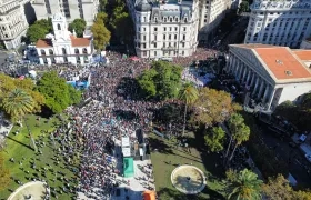 Decenas de personas reunidas en la Plaza de Mayo este sábado, en Buenos Aires