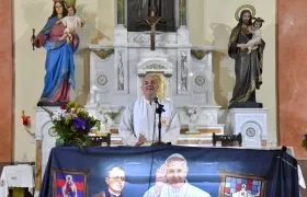 El sacerdote Juan Pablo Sclippa oficia una misa en memoria del Papa Francisco en la capilla San Antonio del barrio de Almagro. 