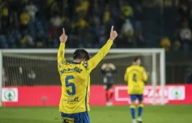 El centrocampista de Las Palmas, Javier Muñoz, celebra su gol ante el Atlético de Madrid.