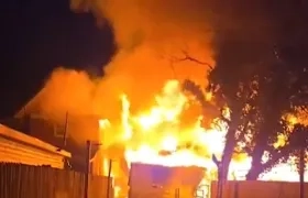 Incendio en una de las casas en el barrio Millville, en Nueva Jersey.