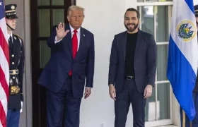 El Presidente de EE.UU., Donald Trump, saluda al mandatario de El Salvador, Nayib Bukele. 