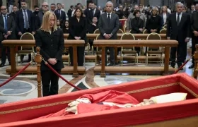 Primera Ministra italiana Giorgia Meloni rindiendo homenaje al Papa Francisco 