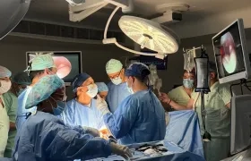 Equipo de especialistas durante el procedimiento. 