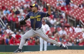 José Quintana en acción con los Cerveceros de Milwaukee.